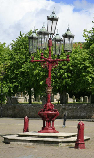 File:Queen Victoria's street lamp, Ringwood Market Place - geograph.org.uk - 173973.jpg
